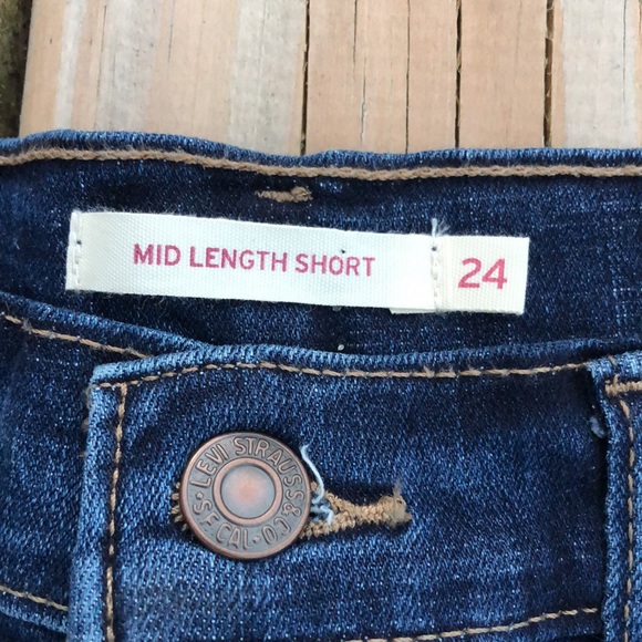 NWOT! - LEVI’S High-Rise MIDI Denim Shorts - Picture 3 of 6